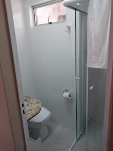 库里提巴Apartamento Conforto的一间带卫生间和窗户的小浴室