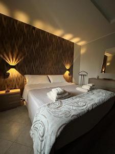 卡坦扎罗AGAS Exclusive Apartment的一间卧室配有一张带白色床单的大床