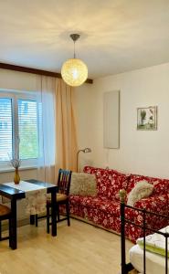 格拉茨Grazer Spatz的客厅配有红色的沙发和桌子