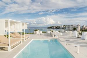 帕尔马诺瓦Reverence Mare Hotel - Adults Only的一座位于建筑屋顶的游泳池,享有美景