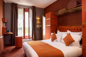 巴黎惠斯勒酒店的一间卧室设有一张大床和一个窗户。