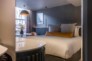 曼彻斯特维尔维特酒店的一间卧室配有一张床、一张桌子和一个窗户。