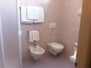 莫杜尼奥花园酒店的一间带卫生间和水槽的小浴室
