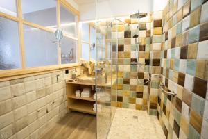 OsmaHotel Don Marcos的带淋浴的浴室和玻璃门