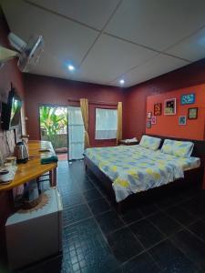 乌汶Rim Than View Resort的一间卧室配有一张大床和一张书桌