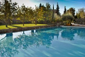 皮安迪斯科Fattoria Casamora - Villa La Leccina的庭院里的一个蓝色海水游泳池