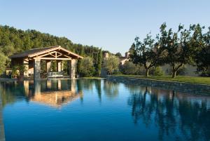 皮安迪斯科Fattoria Casamora - Villa La Leccina的湖畔凉亭