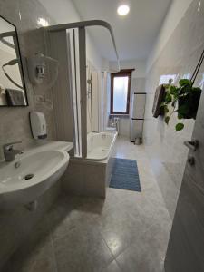 都灵Affittacamere - Santa Rita Rooms的浴室配有盥洗盆和浴缸。