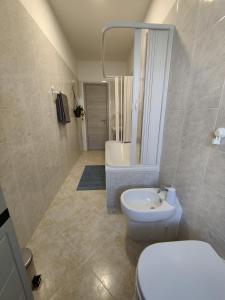 都灵Affittacamere - Santa Rita Rooms的浴室配有卫生间、盥洗盆和浴缸。