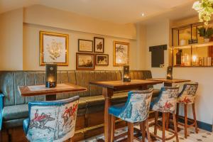 马特洛克Grouse & Claret, Matlock by Marston's Inns的酒吧设有两张桌子和一张沙发