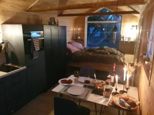 HornholzTiny House Flensburg Luv的小房间设有桌子和床