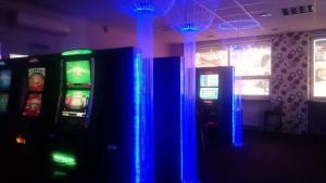斯利亚奇那罗兹库膳食公寓酒店的一间设有两个电子游戏机和蓝灯的房间