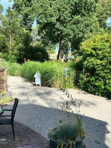 瑟尔沃斯堡Havsstugan的花园内长凳,花园内有围栏和植物