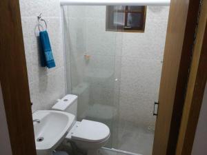 伊利亚贝拉Chalés Azuleto - Ilhabela的带淋浴、卫生间和盥洗盆的浴室