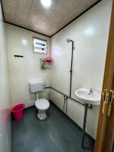 巴东勿刹Padang Besar Rainbow Cabin Homestay的一间带卫生间和水槽的浴室