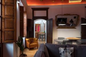 卡利亚里Domus De Gorga - Your Sardinian Apartment的客厅配有沙发和桌子