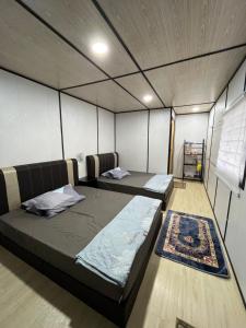 巴东勿刹Padang Besar Rainbow Cabin Homestay的帐篷内带两张床的房间
