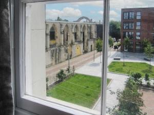 格洛斯特Priory Place的享有大楼景致的开放式窗户