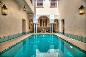 马拉喀什里亚德克尼莎摩洛哥传统庭院的一座室内游泳池,位于一座大型建筑中