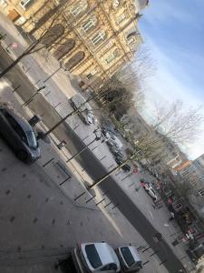 图尔昆Très belle appartement plein centre ville的享有城市街道的空中景致,设有停车位