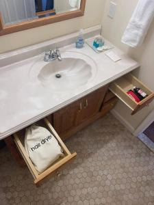 ArnoldEntire Private 2 bedrooms house, nice neighborhood的浴室设有白色水槽和镜子