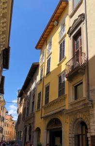 萨罗Casa Collini Salò的街道上带阳台的黄色建筑
