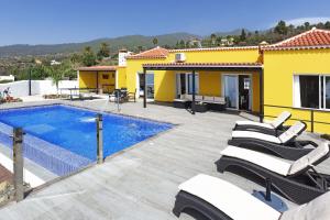 蒂哈拉费Casa Diamante的一座别墅,设有游泳池和一个黄色的房子