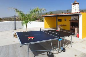 蒂哈拉费Casa Diamante的房屋屋顶上的乒乓球桌