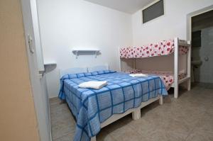 特罗佩阿Case Vacanze " Mare Grande" Tropea的一间卧室配有一张床和一张双层床。