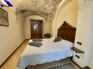萨罗Casa Collini Salò的卧室配有一张白色大床