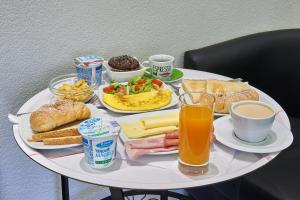 罗马230罗马奢华套房旅馆的一张带早餐食品和饮料的白色桌子