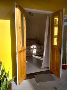 皮涅拉Vila Sabará的通往卧室的开放式门,卧室配有床