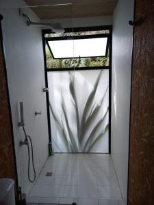 雷蒂罗Refugio de la Montaña en el Alto del Escobero的浴室设有窗户,墙上有阴影