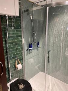 爱丁堡Ocean Mist Leith的一间带玻璃淋浴和卫生间的浴室