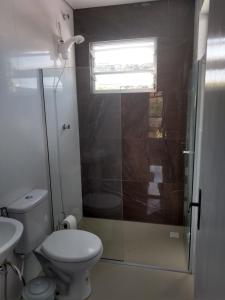 皮涅拉Vila Sabará的一间带卫生间和玻璃淋浴间的浴室