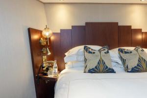 爱丁堡Ocean Mist Leith的酒店的客房 - 带蓝色和白色枕头的床