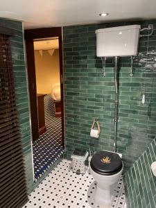 爱丁堡Ocean Mist Leith的一间带卫生间和绿色墙壁的浴室