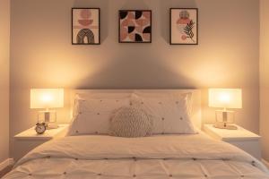 卡尔加里You will love this 2BR Guest Suite in SE Calgary的一间卧室配有一张带两盏灯的床。