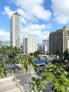 檀香山Free parking Comfy central Waikiki的拥有高楼和棕榈树的城市天际线