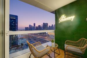 迪拜Luxury Apt - Rooftop Pool - City View的客房设有市景窗户。