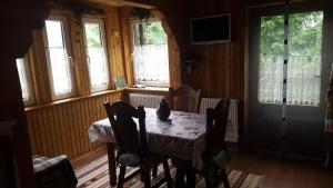 斯基希德尼萨Pryvitannya Sontsyu的一间带桌椅和窗户的用餐室