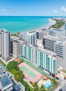 马塞约Acqua Prime Maceió Ponta Verde的享有城市空中景致,设有网球场