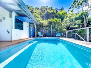 KoolbaaiMoonstone, private room in Villa Casa Blue pool sea view的一座房子后院的游泳池