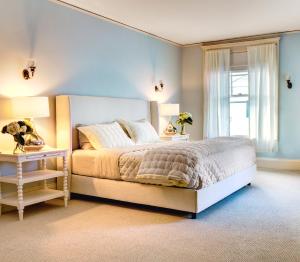 莱诺克斯Gateways Inn的一间卧室配有一张床、两盏灯和一个窗户。