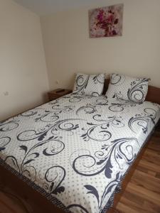 班斯科Guest rooms Bansko的一张带黑白棉被和枕头的床
