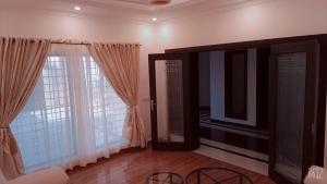 伊斯兰堡Haven Lodge, Islamabad的客厅设有大窗户和镜子