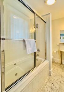莱诺克斯Gateways Inn的带淋浴的浴室和玻璃门