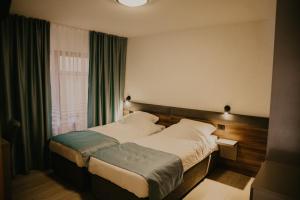 萨拉热窝Saray&App的酒店客房设有床和窗户。