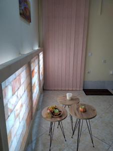 卡尼扎Hostel Bata的两个桌子,上面有食物