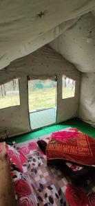 吉布My Manali Adventure的帐篷内的卧室,配有两张床